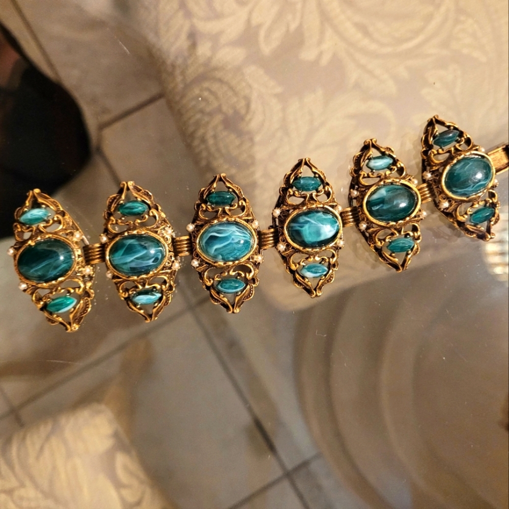 Elegant Gold Tone Malachite Braclete